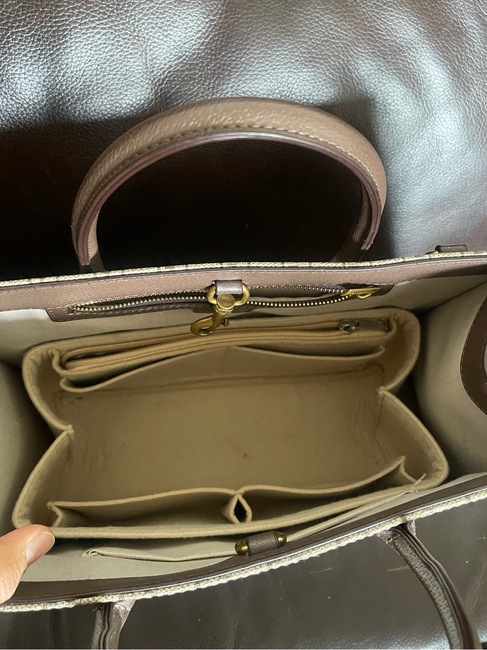 Gucci Beige GG Supreme Canvas Tote with Brown Leather Trim - Picture 7 of 8